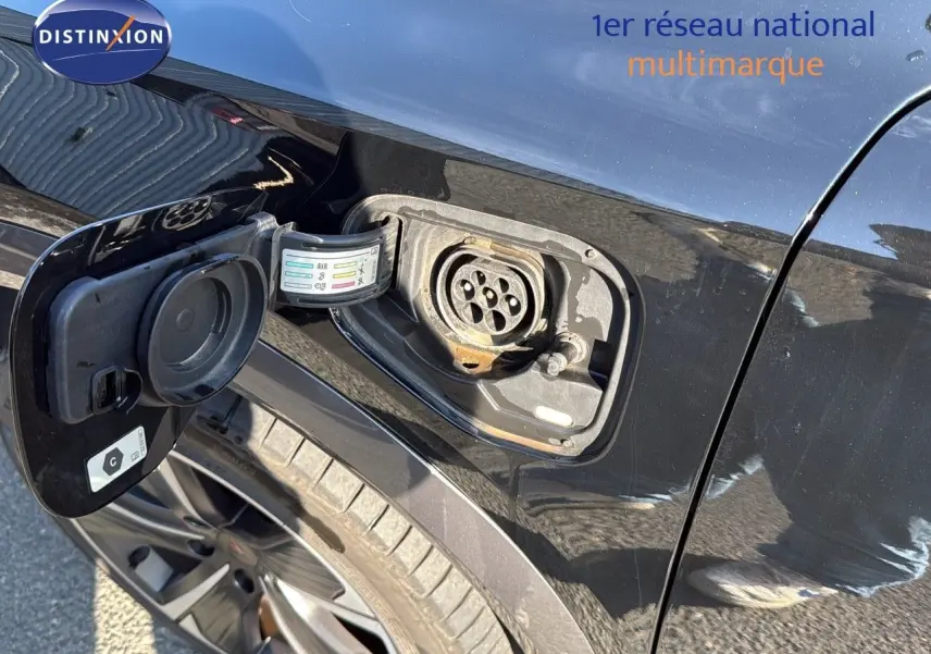 Prise de recharge ouverte côté gauche d'un CUPRA Formentor noir minuit métal hybride rechargeable 2023.