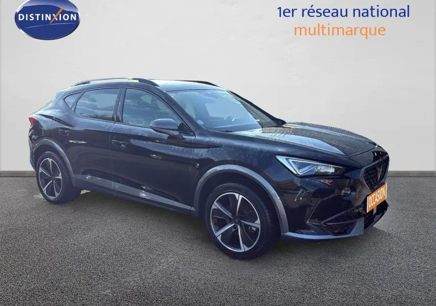 Vue 3/4 avant droite d'un CUPRA Formentor noir minuit métallisé avec jantes bi-ton et calandre distinctive.