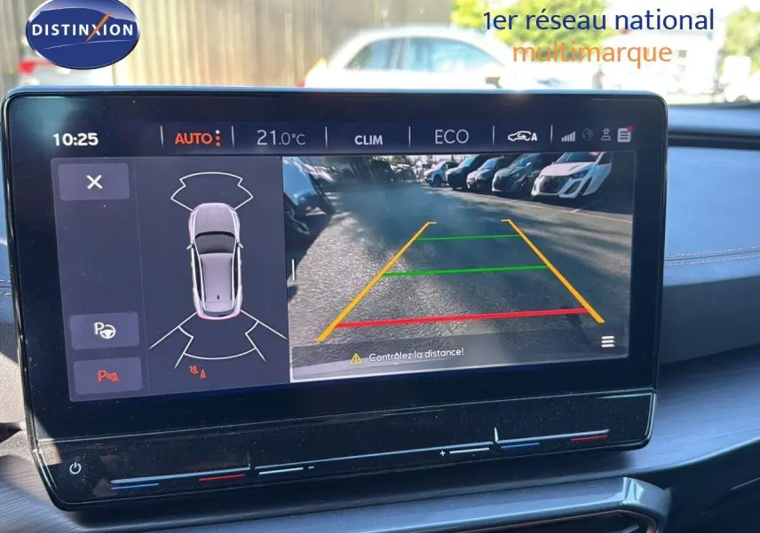 Écran multimédia affichant la caméra de recul et les capteurs de stationnement du CUPRA Formentor noir minuit, vue intérieure.
