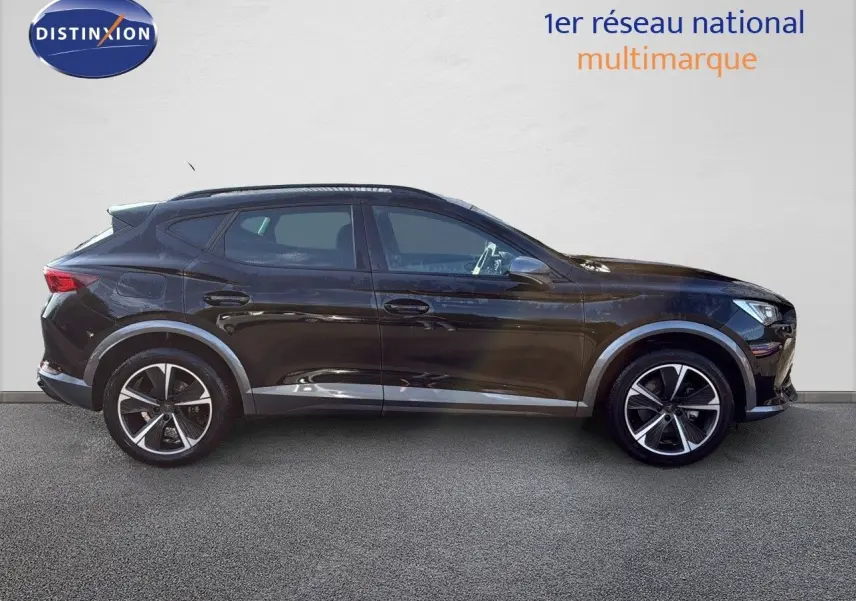 Profil droit d'un SUV CUPRA Formentor noir minuit métallisé, soulignant ses jantes bi-ton et lignes dynamiques.