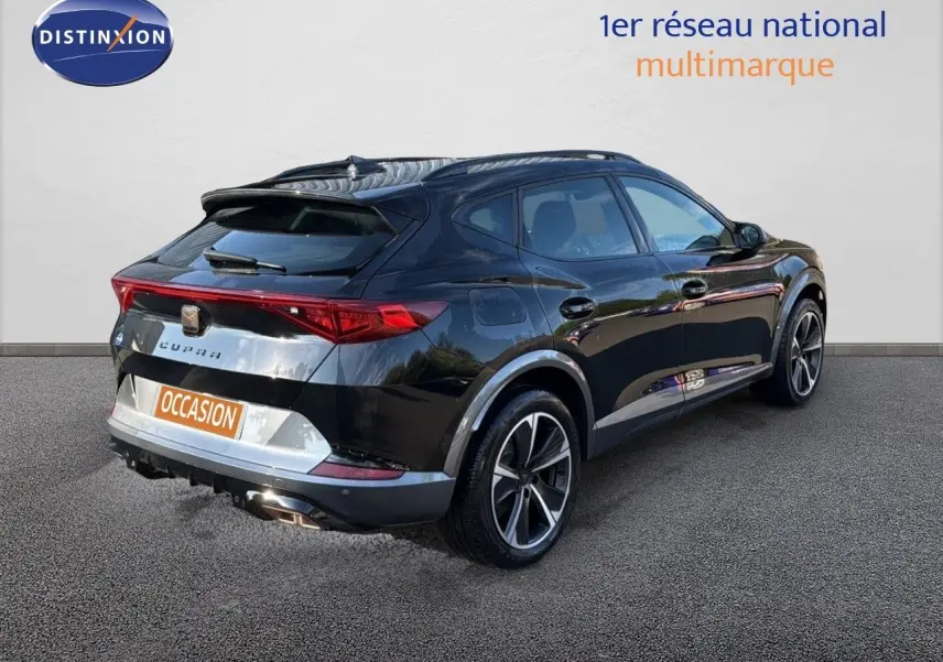 Vue 3/4 arrière droite d'un CUPRA Formentor noir minuit métal avec jantes bi-ton et lignes sportives marquées.