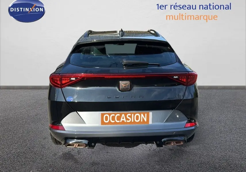 Vue arrière d'un CUPRA Formentor noir minuit métal 2023 avec double sortie d'échappement et logo distinctif central.