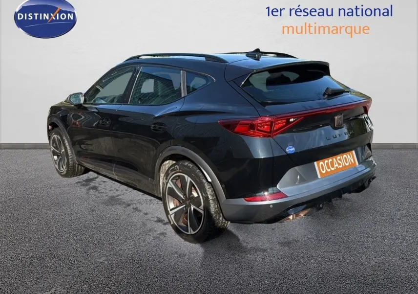 Vue 3/4 arrière droite du CUPRA Formentor noir minuit métal, soulignant ses feux arrière et ses jantes bi-ton.