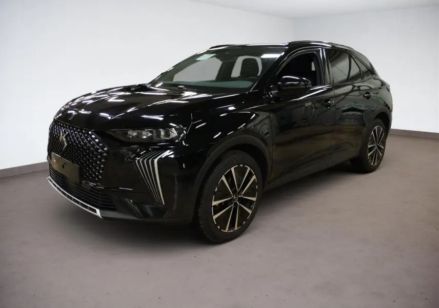 DS7 noir Perla vu en 3/4 avant droit, avec calandre distinctive et jantes alliage 19 pouces Edinburgh.