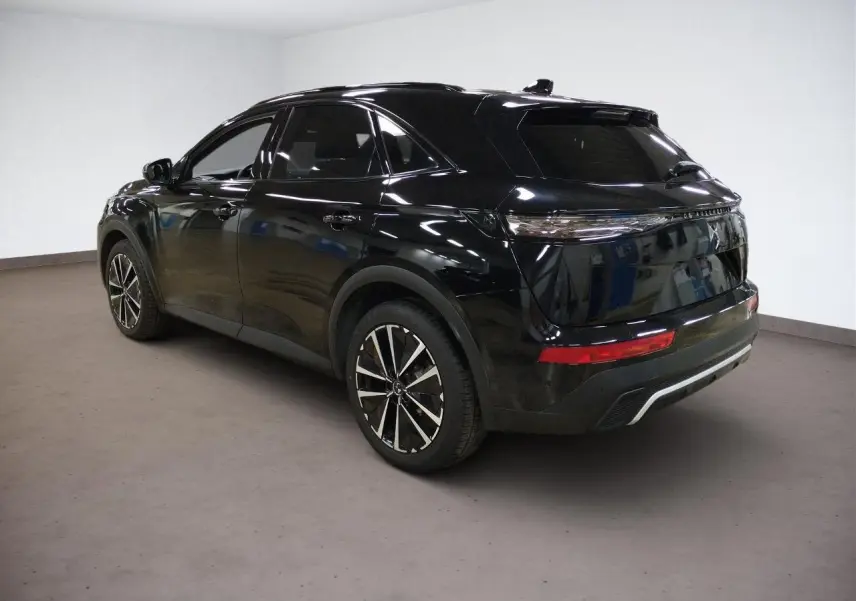 DS7 noir Perla en vue 3/4 arrière droit, avec jantes alliage et toit ouvrant panoramique visible.