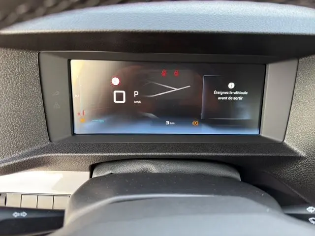 Vue rapprochée du tableau de bord numérique du Citroën Jumpy Cabine Approfondie blanc, affichant les informations de conduite et un message d'alerte.
