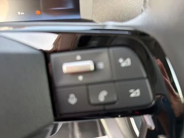 Gros plan sur les commandes audio et téléphone au volant du Citroën Jumpy Cabine Approfondie blanc, intérieur gris-noir.