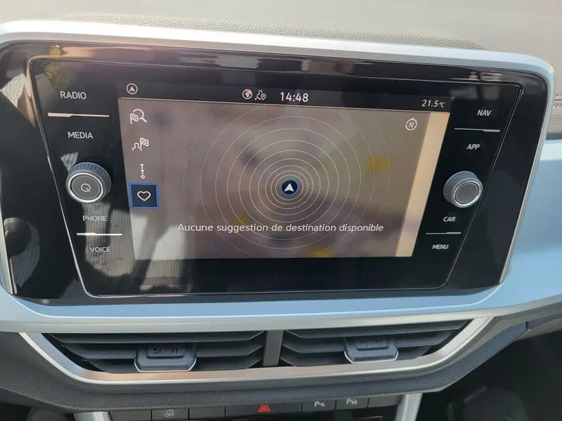 Écran tactile central du Volkswagen T-Roc 2025 affichant le système de navigation sans suggestion de destination.