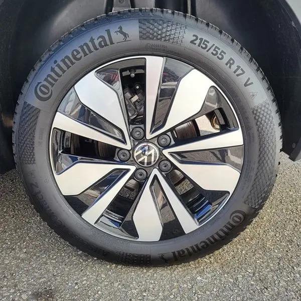 Gros plan sur la roue avant droite du Volkswagen T-Roc 2025 gris Indium avec jante alliage bicolore et pneu Continental.