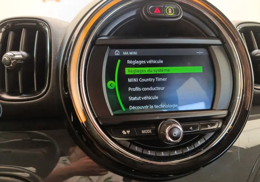 Écran central rond du tableau de bord d'une MINI Countryman 2019, affichant les réglages du véhicule.