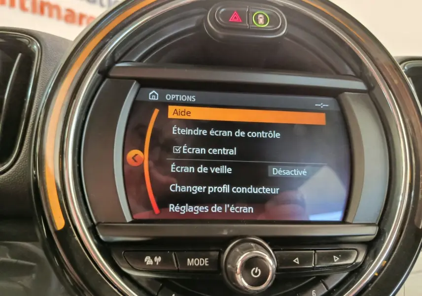 Gros plan sur l'écran central du tableau de bord de la MINI Countryman 2019, affichant le menu des options.