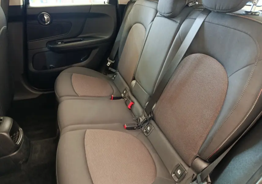 Vue intérieure côté droit des sièges arrière noirs avec ceintures et appuie-têtes du MINI Countryman 2019.