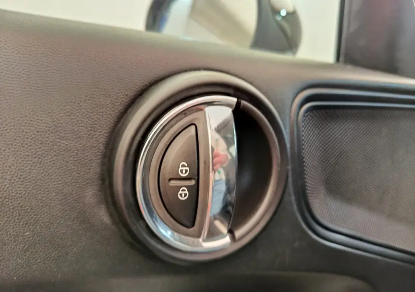Détail de la commande de verrouillage des portes dans l’habitacle noir d’une MINI Countryman Cooper 2019.
