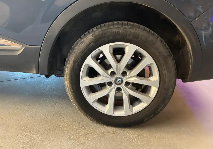 Gros plan sur la roue avant gauche grise d’un Renault Kadjar 1.5 BlueDCI 115 Business de 2019.