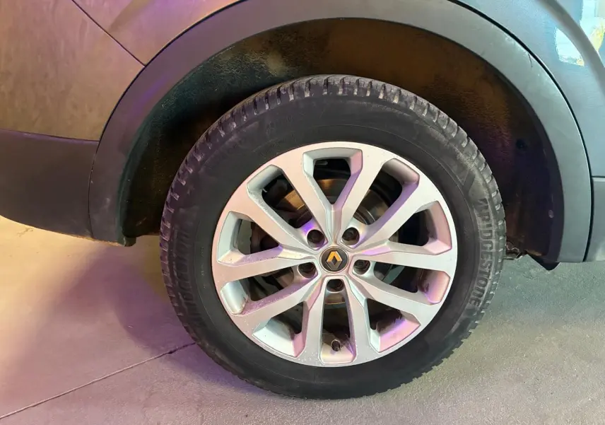 Gros plan sur la roue arrière droite grise d’un Renault Kadjar 1.5 BlueDCI 115 avec jante alliage et logo Renault central.