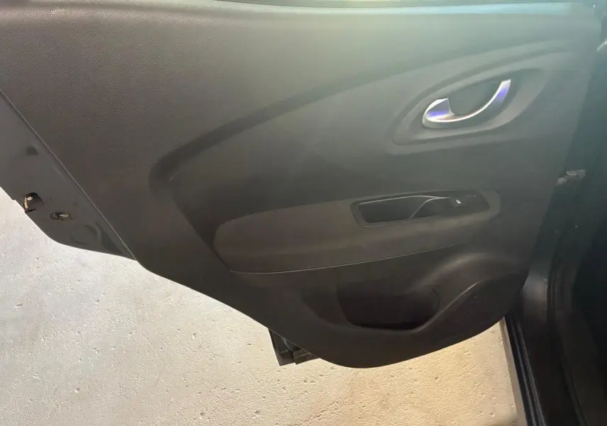Vue intérieure du panneau de porte côté droit noir du Renault Kadjar 1.5 BlueDCI 115 Business gris de 2019.