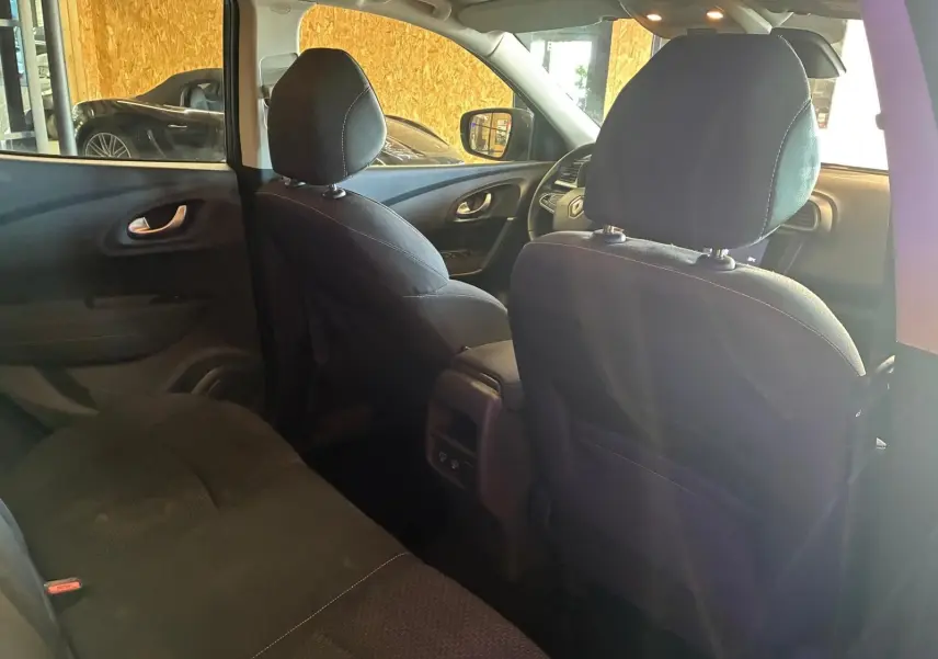 Vue intérieure arrière du Renault Kadjar gris 2019, montrant les sièges en tissu noir et la console centrale.