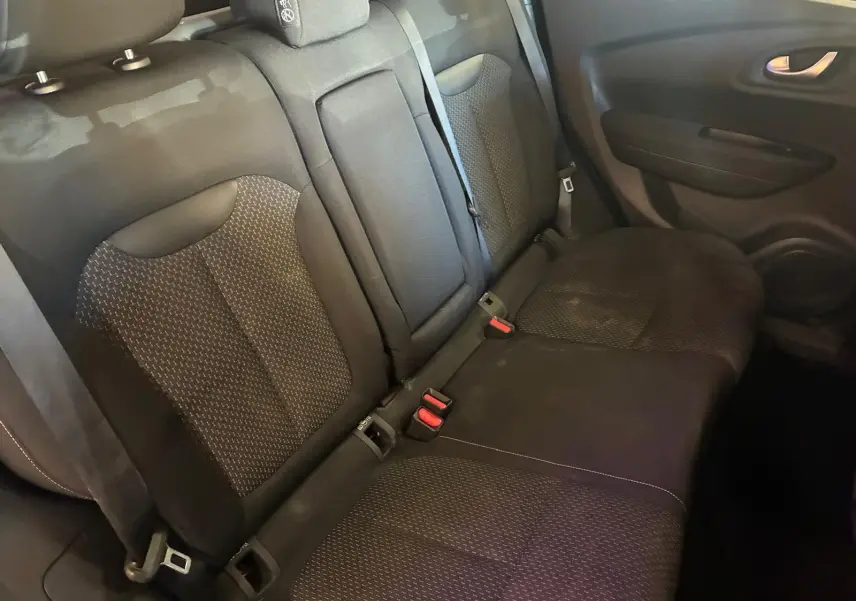 Vue intérieure côté droit des sièges arrière en tissu noir du Renault Kadjar 1.5 BlueDCI 115 Business de 2019.