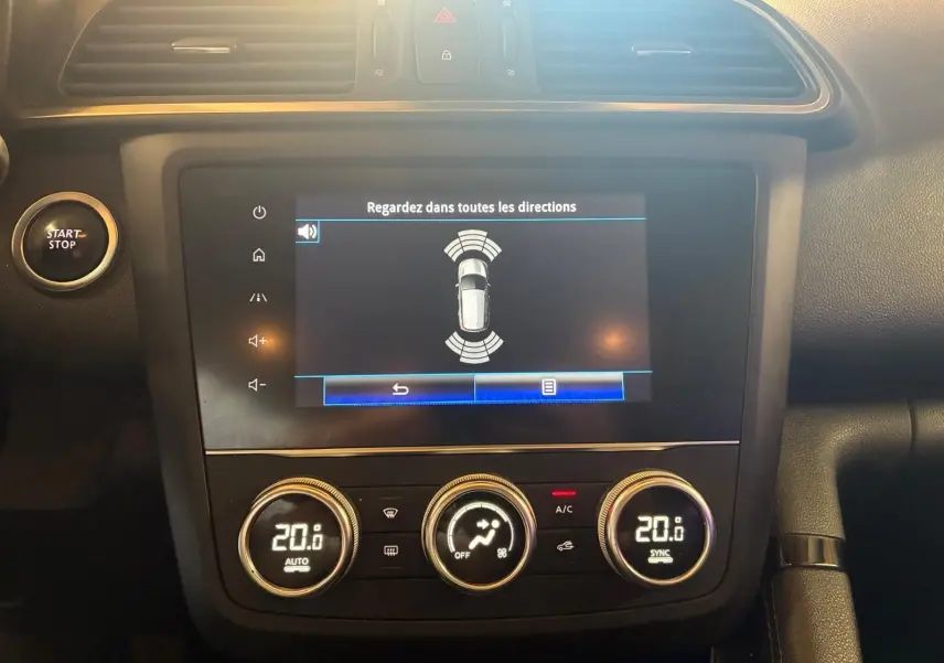 Vue rapprochée de la console centrale du Renault Kadjar gris 2019, avec écran tactile et commandes climatisation digitales.