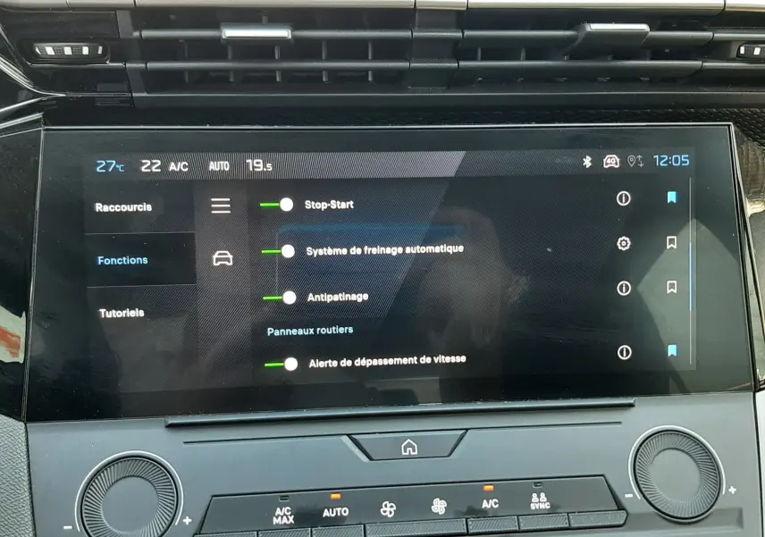 Écran tactile central de la Peugeot 308 III Hybrid gris Artense, affichant les réglages d’aides à la conduite.