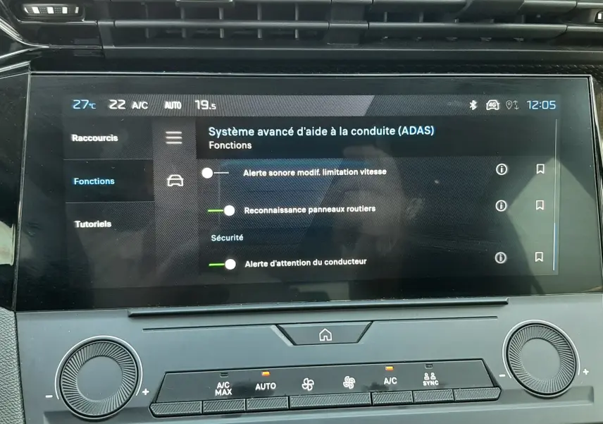 Écran tactile central du tableau de bord de la Peugeot 308 gris Artense, affichant les options d’aide à la conduite.