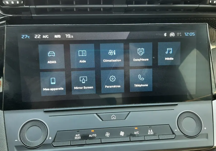 Écran tactile central et commandes de climatisation d’une Peugeot 308 gris Artense, vue de face en intérieur.