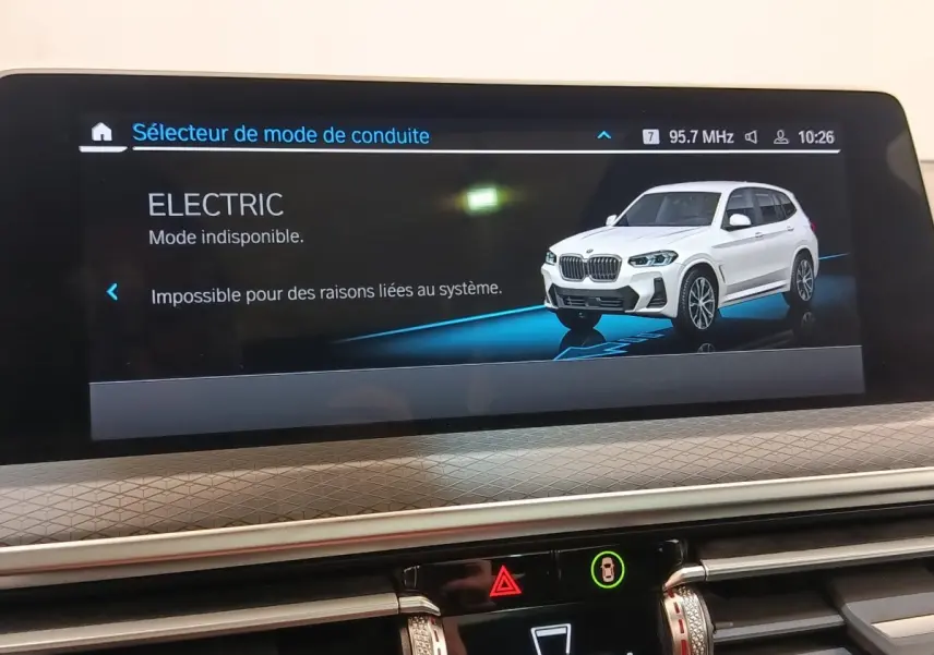 Affichage intérieur du BMW X3 blanc en vue 3/4 avant sur écran multimédia indiquant mode électrique indisponible.