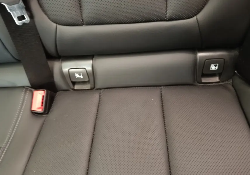 Détail de la banquette arrière en cuir noir perforé avec ancrages ISOFIX visibles sur BMW X3 xDrive30e 2023.