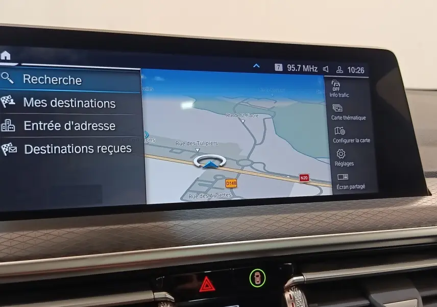 Écran tactile central du tableau de bord BMW X3 xDrive30e 2023 affichant navigation et menus.