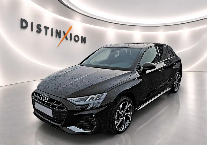 Audi A3 Sportback noir mythos vue 3/4 avant droit avec jantes alu et calandre S line dans showroom lumineux.