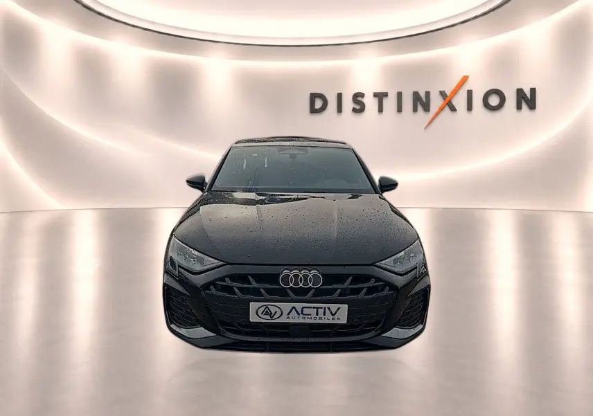 Audi A3 Sportback noir mythos vue de face avec calandre S line et logo quatre anneaux visibles.
