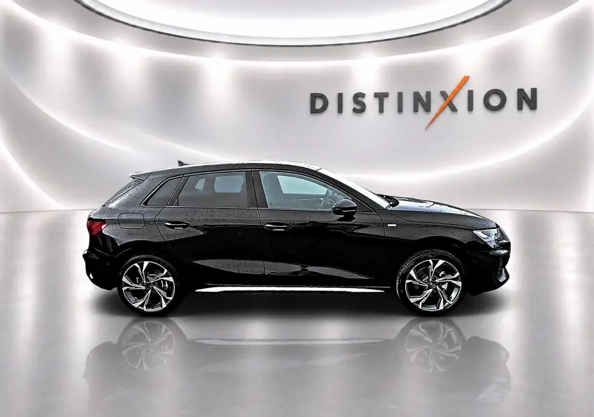 Audi A3 Sportback noir mythos vue de profil côté gauche avec jantes alu graphiques dans un studio lumineux.