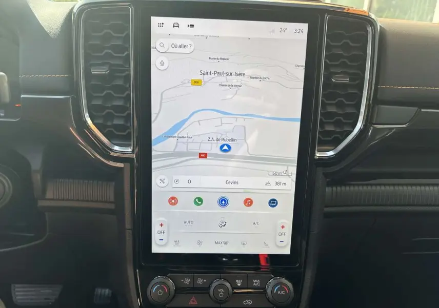 Vue rapprochée de l’écran tactile central du Ford Ranger 2026 affichant la navigation GPS et les commandes climatisation.
