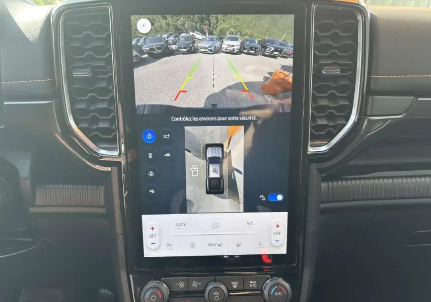 Vue rapprochée de l'écran central tactile du Ford Ranger 2026 affichant la caméra 360° et les commandes climatisation.