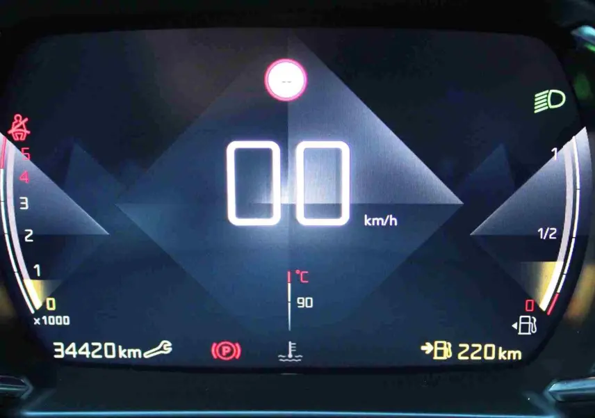 Tableau de bord numérique du DS3 Crossback 2021 affichant vitesse, compte-tours et autonomie carburant.