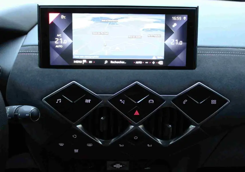 Tableau de bord du DS3 Crossback 2021 avec écran tactile et commandes en losange, finition cuir noir.