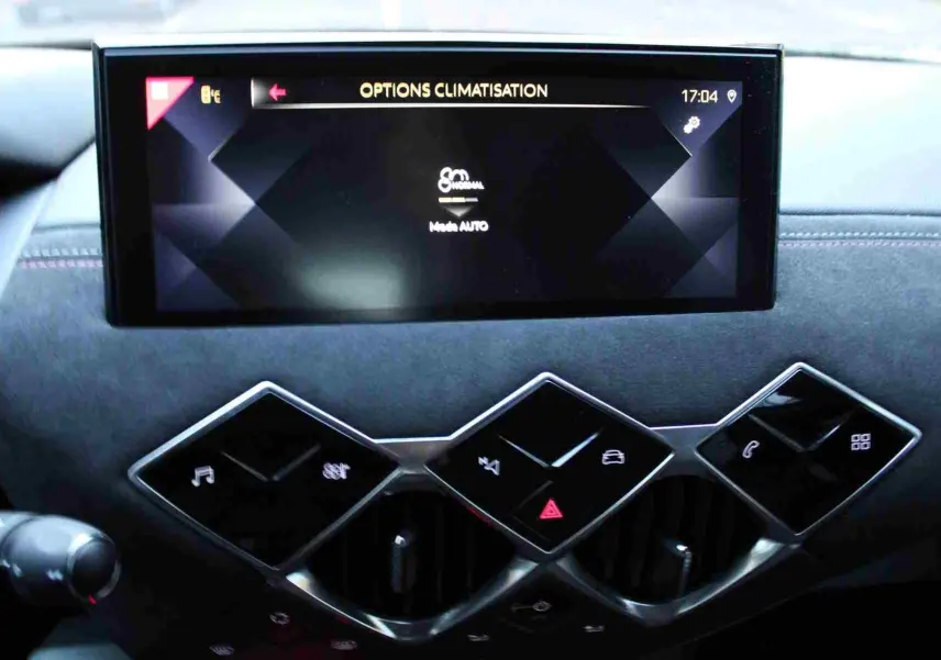 Détail du tableau de bord du DS3 Crossback 2021 avec écran tactile et commandes en losange noires.