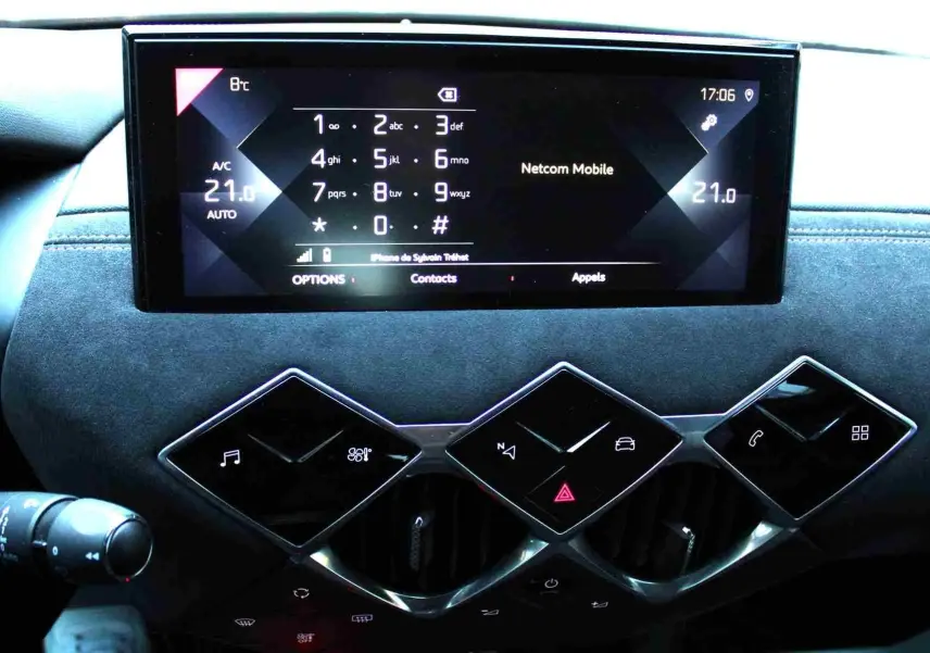 Détail de la console centrale tactile du DS3 Crossback gris platinium, avec commandes en losange et écran digital.
