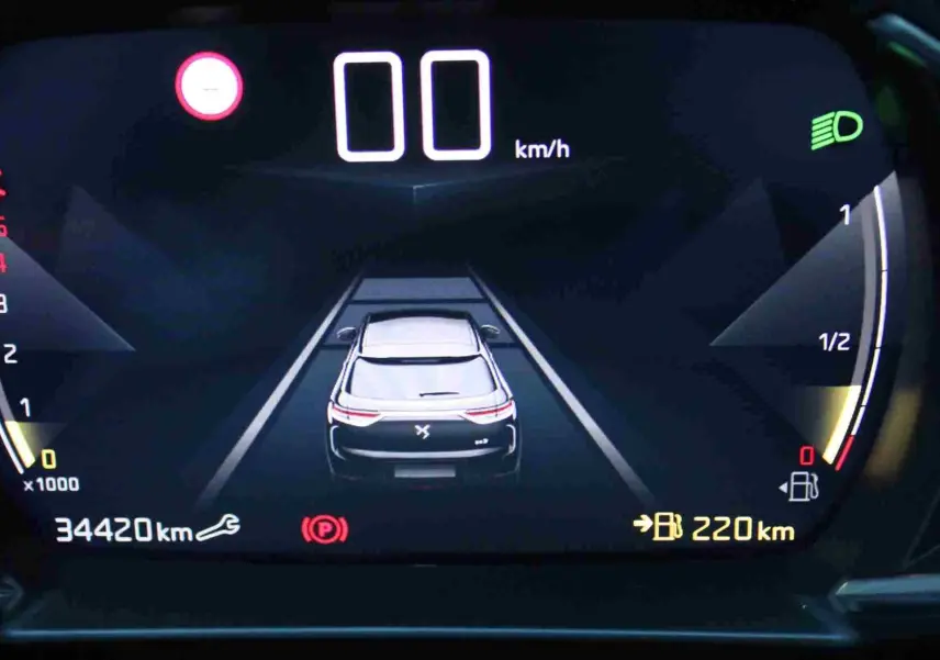 Affichage numérique du tableau de bord du DS3 Crossback montrant la voiture vue de dessus et l'autonomie restante de 220 km.