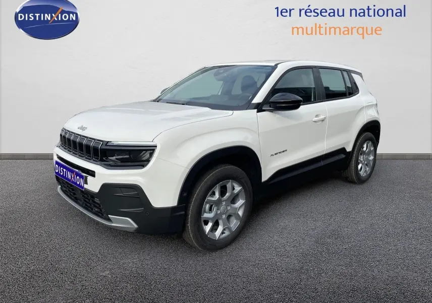 Jeep Avenger blanc neige en 3/4 avant droit, avec calandre noire et jantes argentées sur fond neutre.