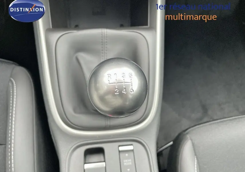 Le levier de vitesses manuel en aluminium du Jeep Avenger blanc neige, vu en gros plan depuis l'intérieur central.