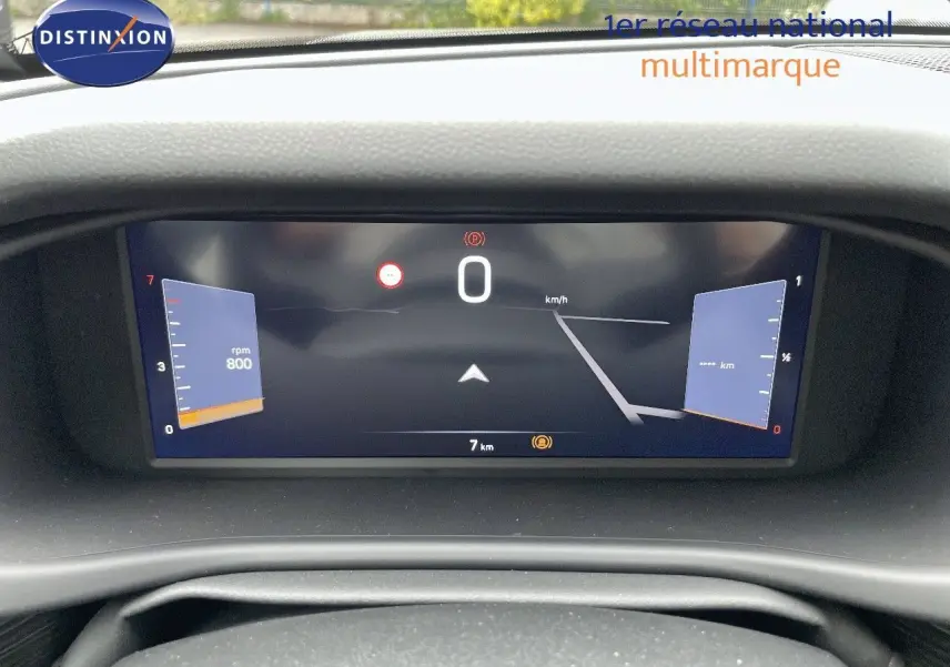 Tableau de bord numérique du Jeep Avenger 2024 affichant la vitesse à 0 km/h et le compte-tours à 800 rpm.