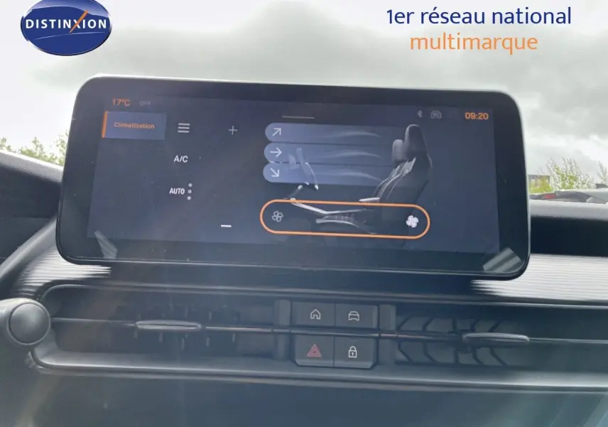 Écran tactile central affichant les réglages de climatisation dans l'habitacle d'une Jeep Avenger 2024.