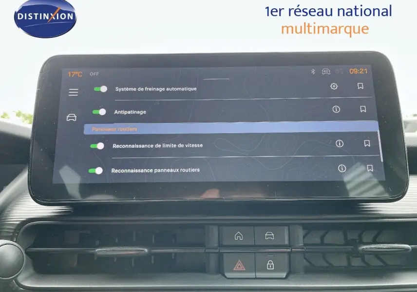 Tableau de bord avec écran tactile affichant les options d'assistance à la conduite dans un Jeep Avenger blanc neige.