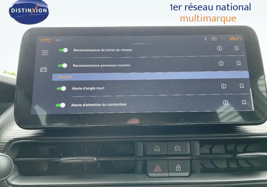 Écran tactile du tableau de bord du Jeep Avenger blanc neige 2024 affichant les alertes de sécurité activées.