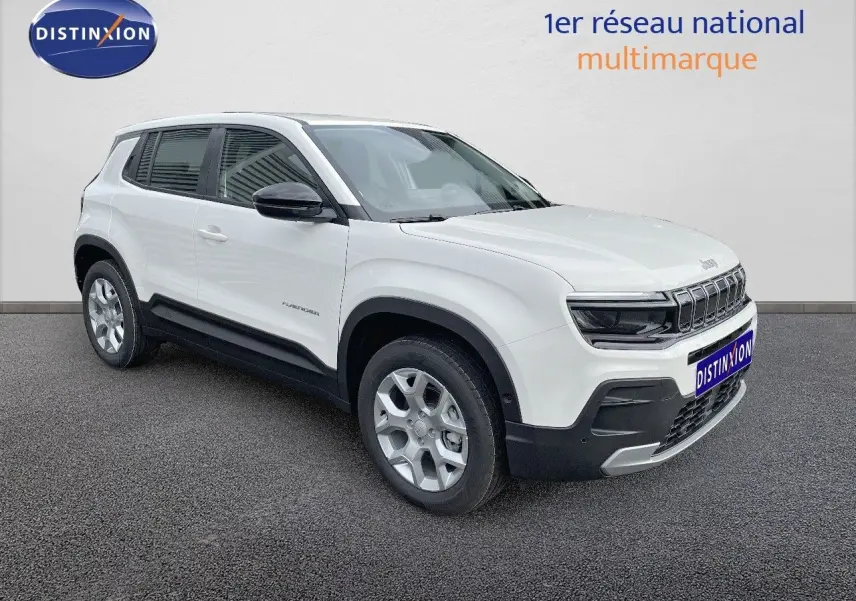 Jeep Avenger blanc neige vu en 3/4 avant droit, avec calandre noire et jantes argentées sur fond neutre.