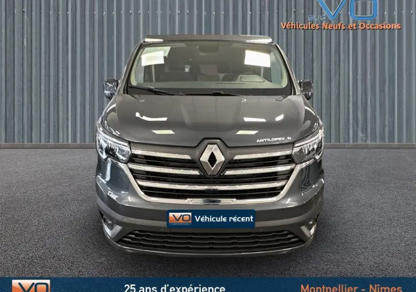 Vue frontale d'un Renault Trafic Fourgon gris 2025 avec calandre chromée et logo Renault bien visible.