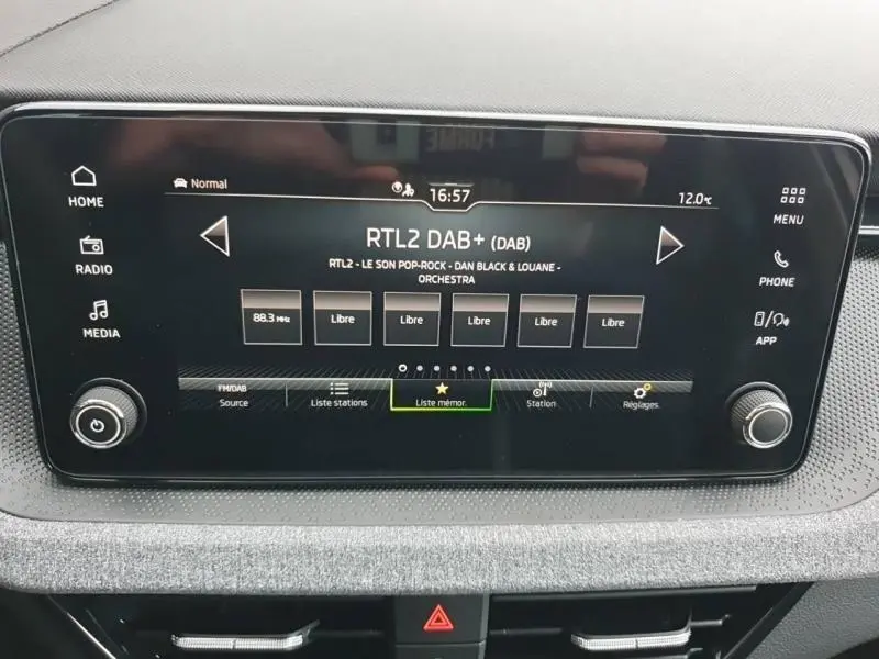 Écran tactile central de la Skoda Kamiq 2025 affichant la radio numérique DAB+ sur tableau de bord gris.