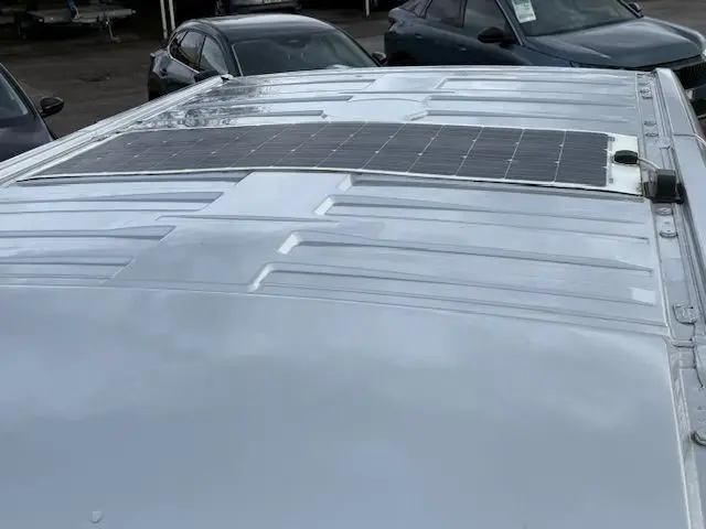 Vue en plongée sur le toit gris platine du Renault Trafic Fourgon avec panneau solaire installé.