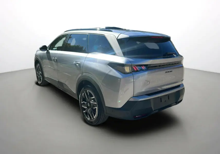 Vue 3/4 arrière droit du Peugeot 5008 Hybrid 145 gris Artense avec jantes alu 19 pouces et vitres teintées.